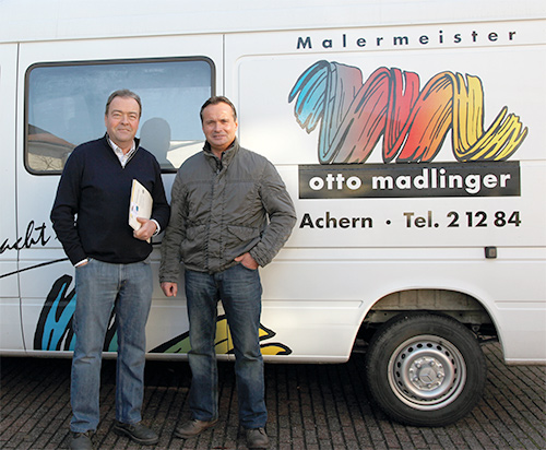 Otto Madlinger und Rolf Baudendistel vor dem Firmenwagen in Achern