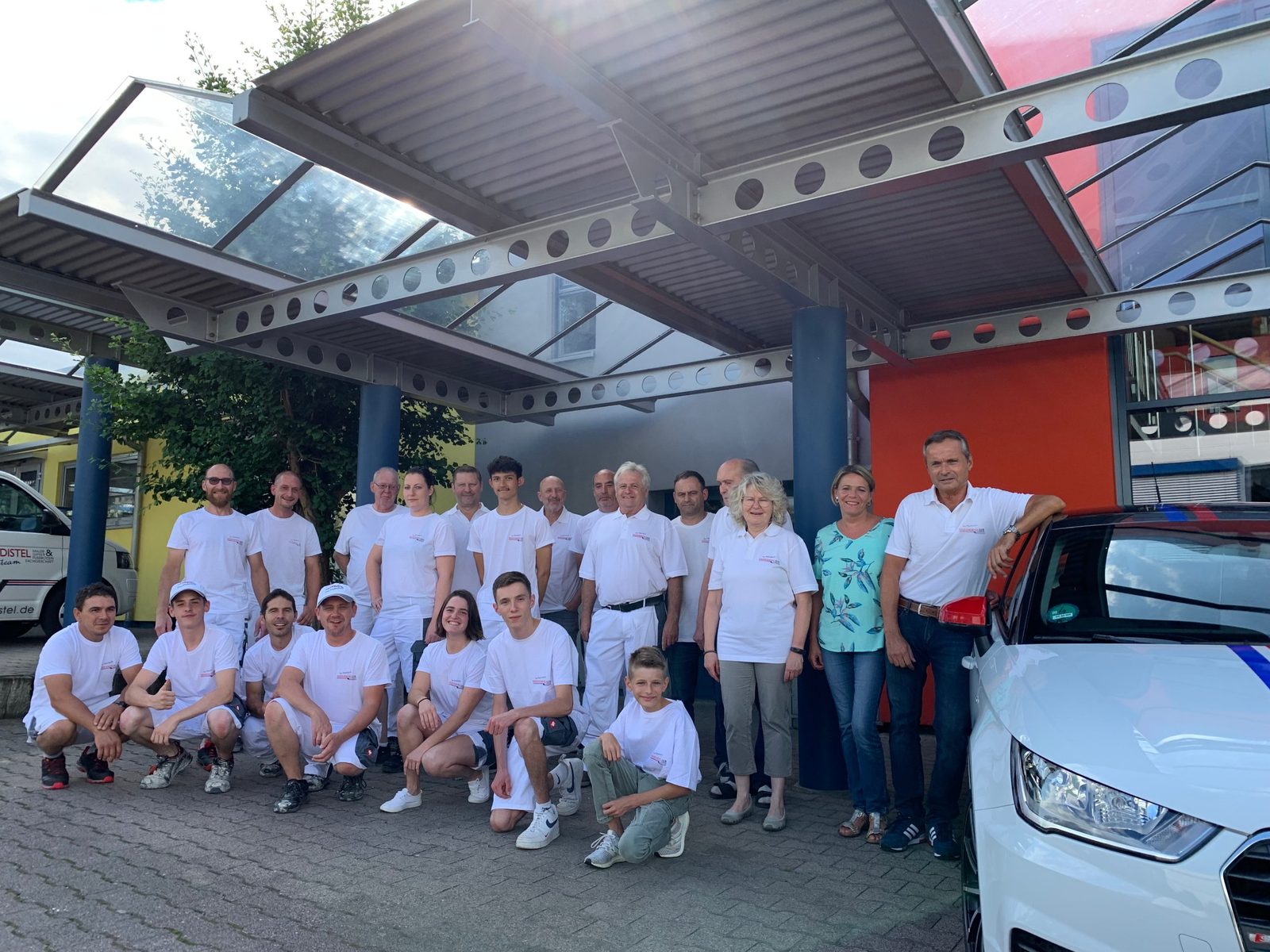Das Malerteam Baudendistel vor dem Firmengebäude in Renchen-Ulm
